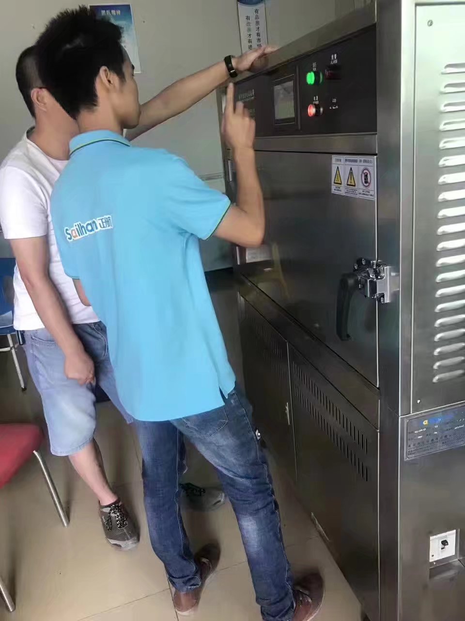 正航工程師在客戶現(xiàn)場交機培訓(xùn)圖